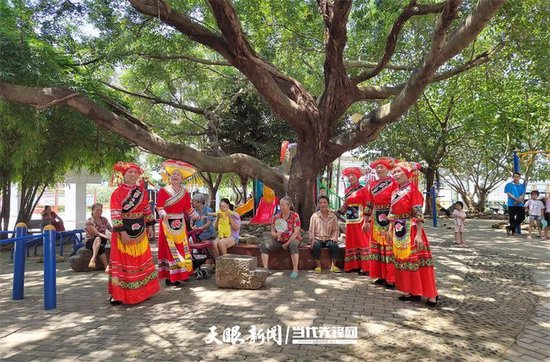  爱好唱歌的覃菊艳退休后加入了广西山歌协会。图为覃菊艳与台村山歌队队员在当地说唱移风易俗