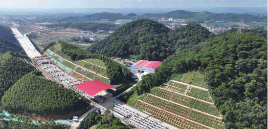  预制梁场与路基建设“永临结合”。