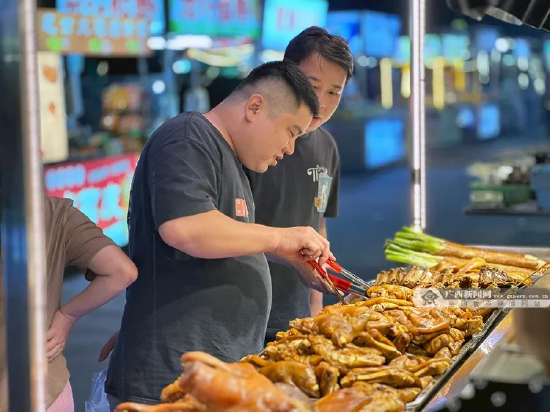 市民在夜市里挑选喜爱的吃食。（梁馨予/摄）